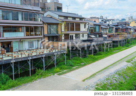 京都市　酷暑のため昼は休業している鴨川納涼床 131196803