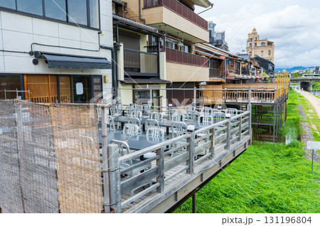 京都市　酷暑のため昼は休業している鴨川納涼床 131196804