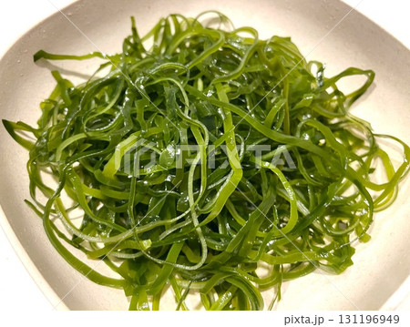 湯通し塩蔵昆布を水戻しした切り昆布1 湯通し塩蔵昆布を水戻しした切り昆布1 131196949