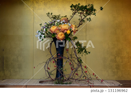 花瓶に生けられた菊の花 131196962