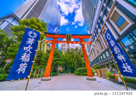 日本の東京都市景観 日本橋室町・ビルの谷間の福徳神社などを望む。本日9月24日は、一粒万倍日 131197485