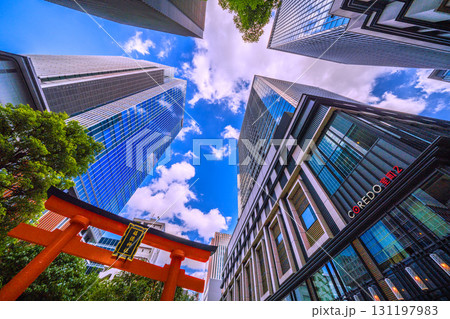 日本の東京都市景観 日本橋室町・ビルの谷間の福徳神社などを望む。本日9月24日は、一粒万倍日 131197983