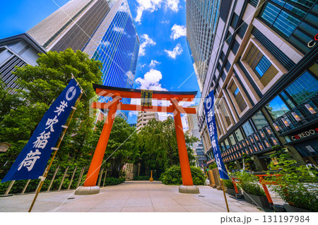 日本の東京都市景観 日本橋室町・ビルの谷間の福徳神社などを望む。本日9月24日は、一粒万倍日 日本の東京都市景観 日本橋室町・ビルの谷間の福徳神社などを望む。本日9月24日は、一粒万倍日 131197984