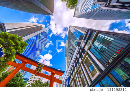 日本の東京都市景観 日本橋室町・ビルの谷間の福徳神社などを望む。本日9月24日は、一粒万倍日 日本の東京都市景観 日本橋室町・ビルの谷間の福徳神社などを望む。本日9月24日は、一粒万倍日 131198212