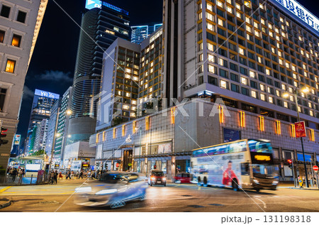 香港　夜のネイザンロード　尖沙咀交差点 131198318