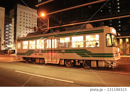熊本市の夜の路面電車 《熊本》 熊本市の夜の路面電車 《熊本》 131198323
