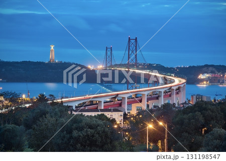 Vinte e Cinco de Abril Bridge 131198547