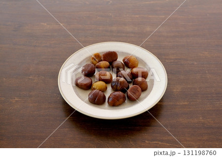 テーブル背景のむき甘栗 テーブル背景のむき甘栗 131198760