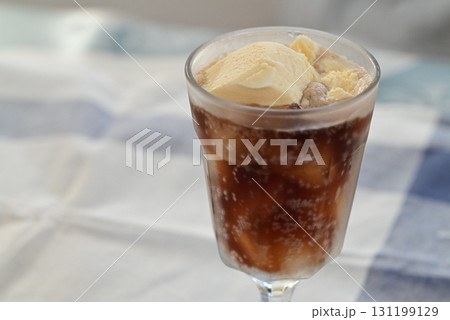 甘く冷たく美味しい爽やかな飲み物コーラフロート 131199129