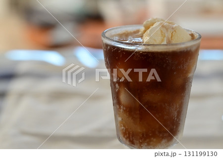 甘く冷たく美味しい爽やかな飲み物コーラフロート 131199130