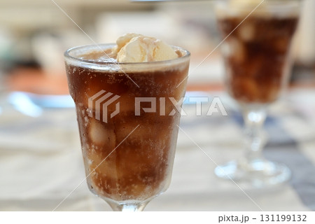 甘く冷たく美味しい爽やかな飲み物コーラフロート 甘く冷たく美味しい爽やかな飲み物コーラフロート 131199132