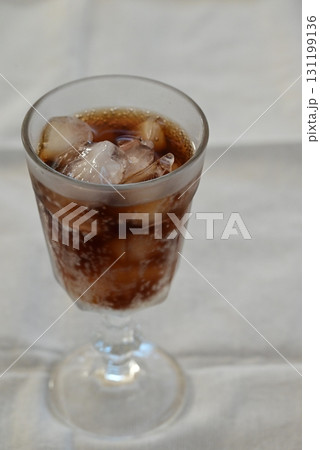 甘く冷たく美味しい爽やかな飲み物コーラフロート 131199136