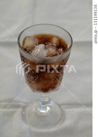 甘く冷たく美味しい爽やかな飲み物コーラフロート 131199138