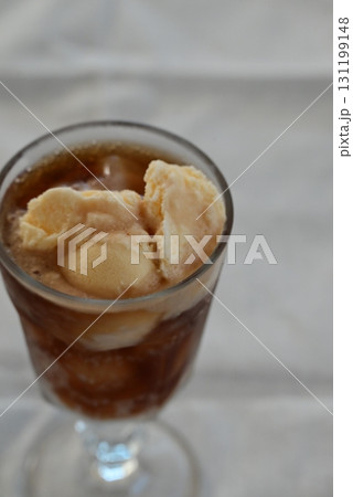 甘く冷たく美味しい爽やかな飲み物コーラフロート 甘く冷たく美味しい爽やかな飲み物コーラフロート 131199148