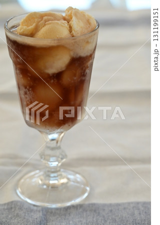 甘く冷たく美味しい爽やかな飲み物コーラフロート 131199151