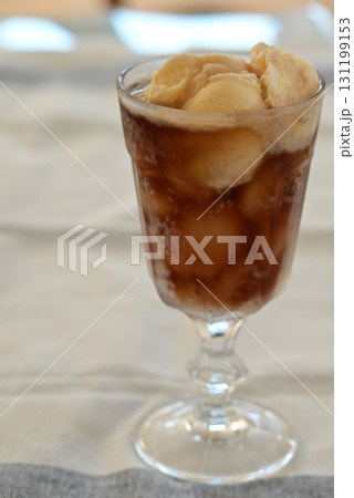 甘く冷たく美味しい爽やかな飲み物コーラフロート 甘く冷たく美味しい爽やかな飲み物コーラフロート 131199153