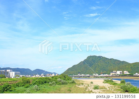 岐阜県岐阜市、金華山と長良川の風景 131199558
