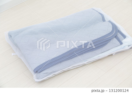 洗濯ネットに入った夏布団の肌掛けと敷きパッド 131200124