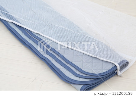 洗濯ネットに入った夏布団の敷きパッド 131200159