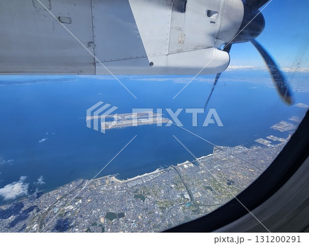 飛行機のプロペラと関西国際空港 131200291