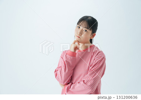 悩んで考えるカジュアルウェアの10代女性 悩んで考えるカジュアルウェアの10代女性 131200636