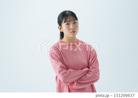 腕組みして悩むカジュアルウェアの10代女性 131200637