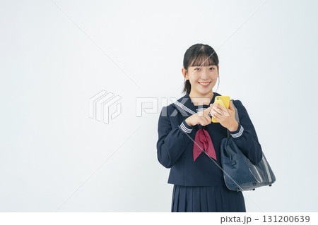 スマホを使うセーラー服を着た女子学生 スマホを使うセーラー服を着た女子学生 131200639