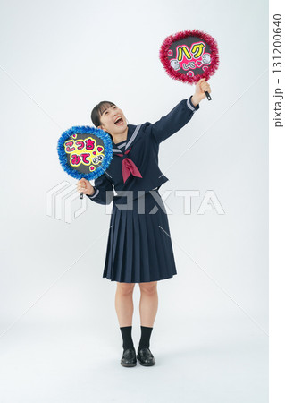 推し活うちわを持つセーラー服を着た女子学生の全身写真 131200640