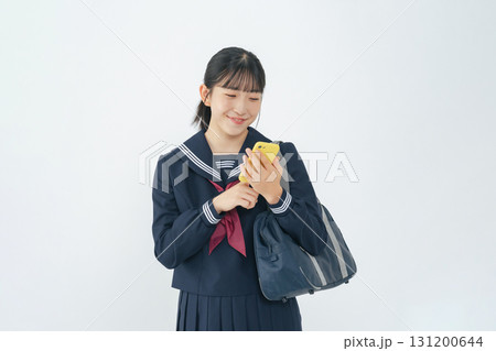 スマホを使うセーラー服を着た女子学生 スマホを使うセーラー服を着た女子学生 131200644