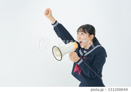 拡声器を持って応援するセーラー服を着た女子学生 131200649