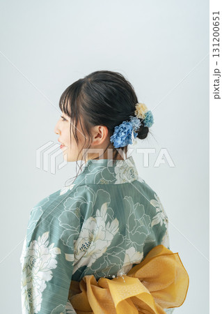 浴衣を着た10代女性の後ろ姿 131200651