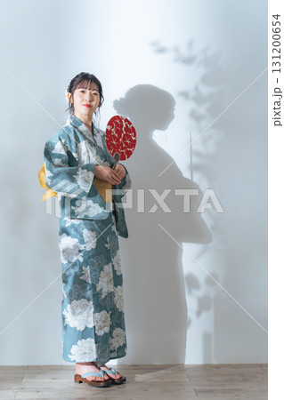 浴衣を着た10代女性の全身写真 131200654