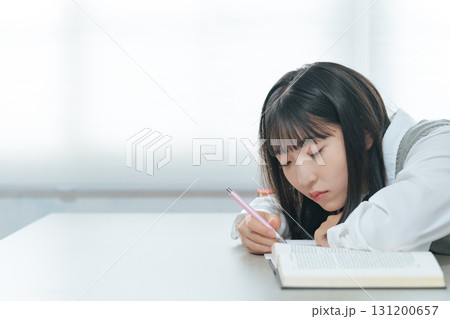 部屋で勉強する女子学生 部屋で勉強する女子学生 131200657