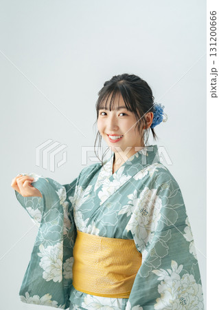 浴衣を着た10代女性 131200666