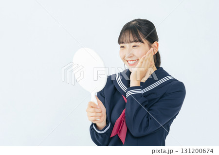 笑顔で手鏡を見るセーラー服を着た女子学生 笑顔で手鏡を見るセーラー服を着た女子学生 131200674