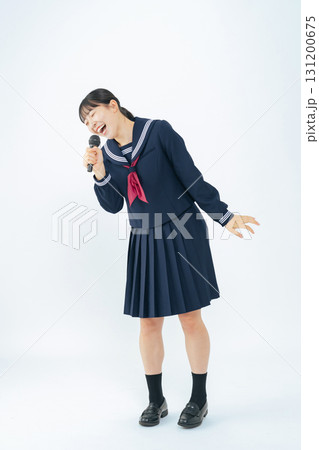 マイクを持って歌うセーラー服を着た女子学生の全身写真 マイクを持って歌うセーラー服を着た女子学生の全身写真 131200675
