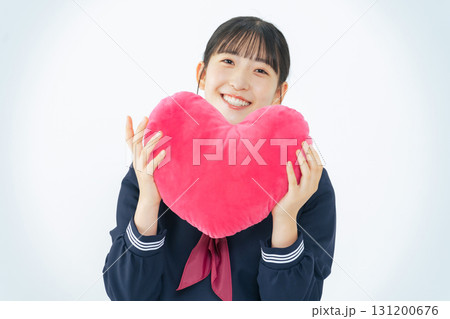 ハートを持つセーラー服を着た女子学生 131200676