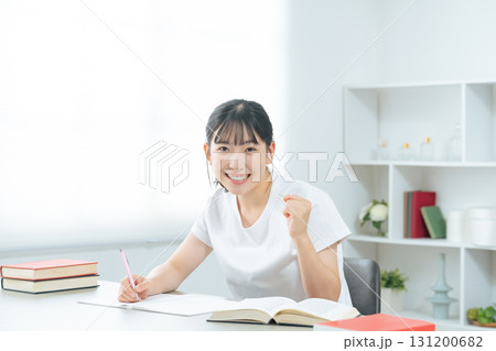 部屋で勉強する10代女性 131200682