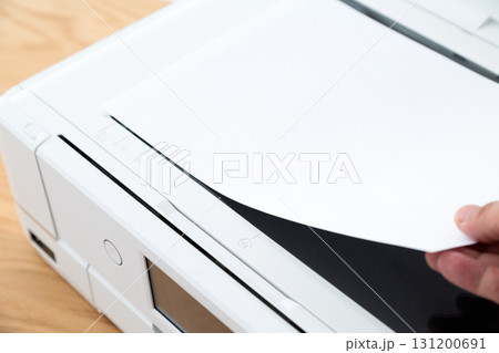 家庭用インクジェットプリンターにコピー用紙をセットする 131200691