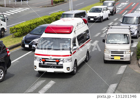 救急車と道を譲る一般車両 131201346