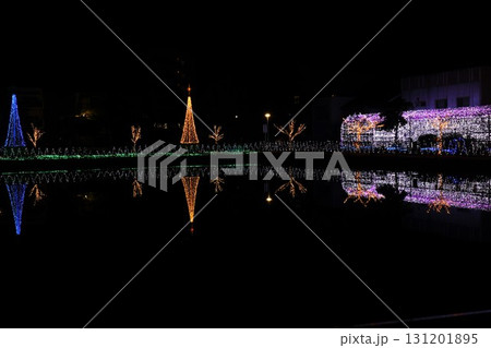 クリスマスのイルミネーション 131201895