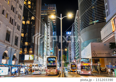 香港　夜のネイザンロード　※一部ソフトフォーカス 131203390