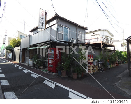 どこか懐かしい雰囲気漂う、昭和の酒屋と路地の風景 131203433