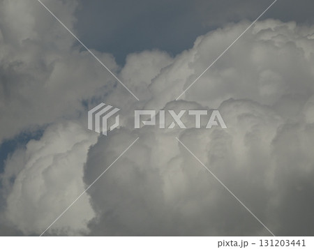 青い隙間を覗かせる、夏空に湧き上がる入道雲 131203441