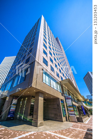 日本の横浜都市景観 オフィス街・横浜ファーストビルや横浜駅・JR横浜タワーなどを望む 日本の横浜都市景観 オフィス街・横浜ファーストビルや横浜駅・JR横浜タワーなどを望む 131203453
