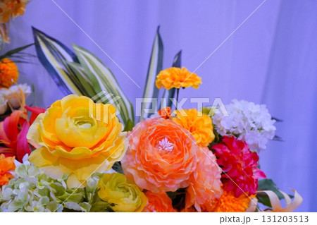 黄色やオレンジの花々を中心に華やかに彩られた美しいフラワーアレンジメントの写真 黄色やオレンジの花々を中心に華やかに彩られた美しいフラワーアレンジメントの写真 131203513