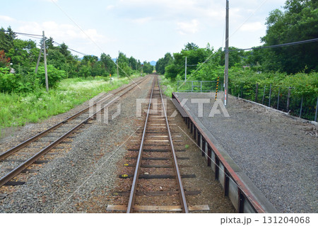 JR北海道、釧網本線川湯温泉駅、清里町駅間の風景(2023年夏) 131204068