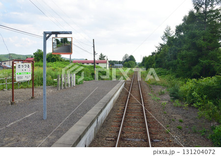 JR北海道、釧網本線川湯温泉駅、清里町駅間の風景(2023年夏) 131204072