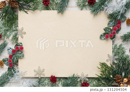 クリスマスイメージのデコレーションとヴィンテージペーパーの背景 131204504