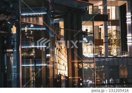 [姫路駅]ガラスに映るビルのネオン 131205416